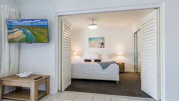 2 bedrooms, travel cot, free WiFi, bed sheets