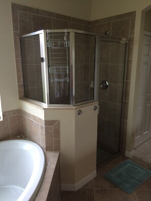 Shower, hair dryer, towels, soap - Tranquil 2 bedroom villa with resort like pool & amenities. Pickle Ball Courts! (Venice)