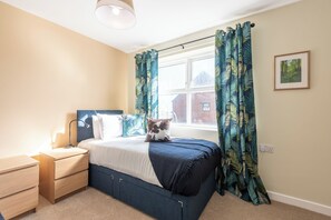 2 bedrooms, desk, iron/ironing board, free WiFi - Beverley 2 bedroom Central Home Garden Parking (Beverley)