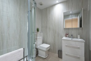 Shower, hair dryer, towels, soap - Beverley 2 bedroom Central Home Garden Parking (Beverley)