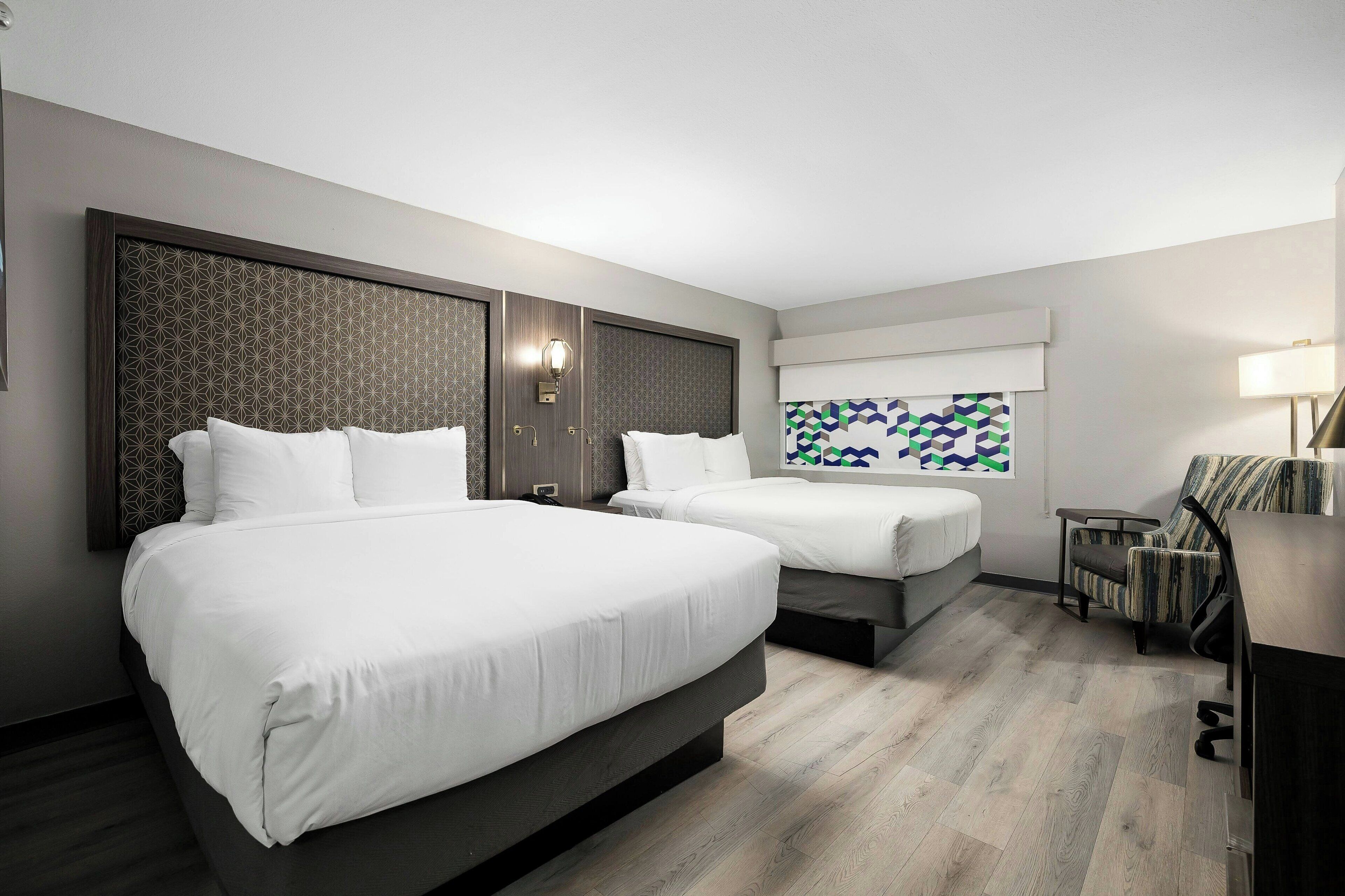 Habitación, 2 camas de matrimonio | Tabla de planchar con plancha, wifi gratis, ropa de cama