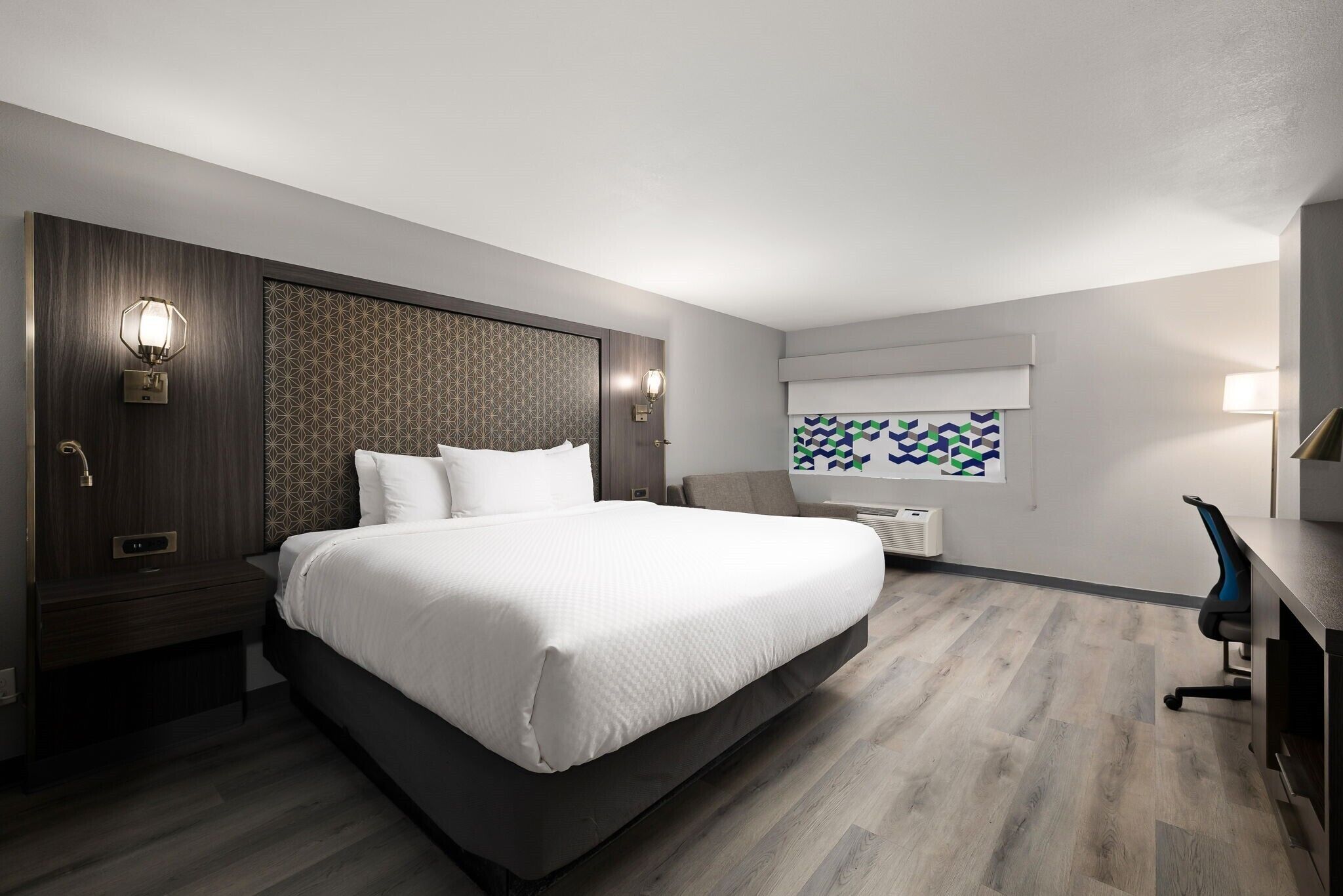 Tabla de planchar con plancha, wifi gratis y ropa de cama 