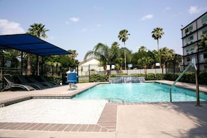 Piscina externa, funciona das 7h às 22h, espreguiçadeiras