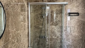 Comfort Room, 1 Queen Bed | Free WiFi, bed sheets