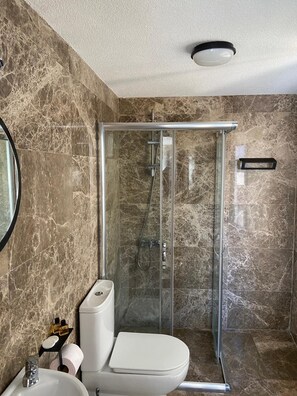 Comfort Room, 1 Queen Bed | Free WiFi, bed sheets