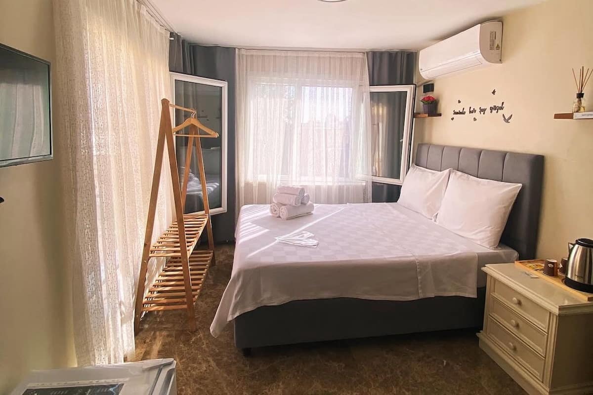 Comfort Room, 1 Queen Bed | Free WiFi, bed sheets