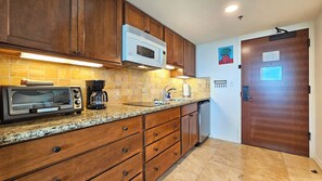 Geladeira, micro-ondas, cooktop, cafeteira/chaleira
