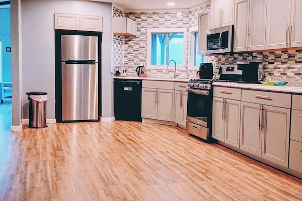 Geladeira, micro-ondas, fogão, cooktop