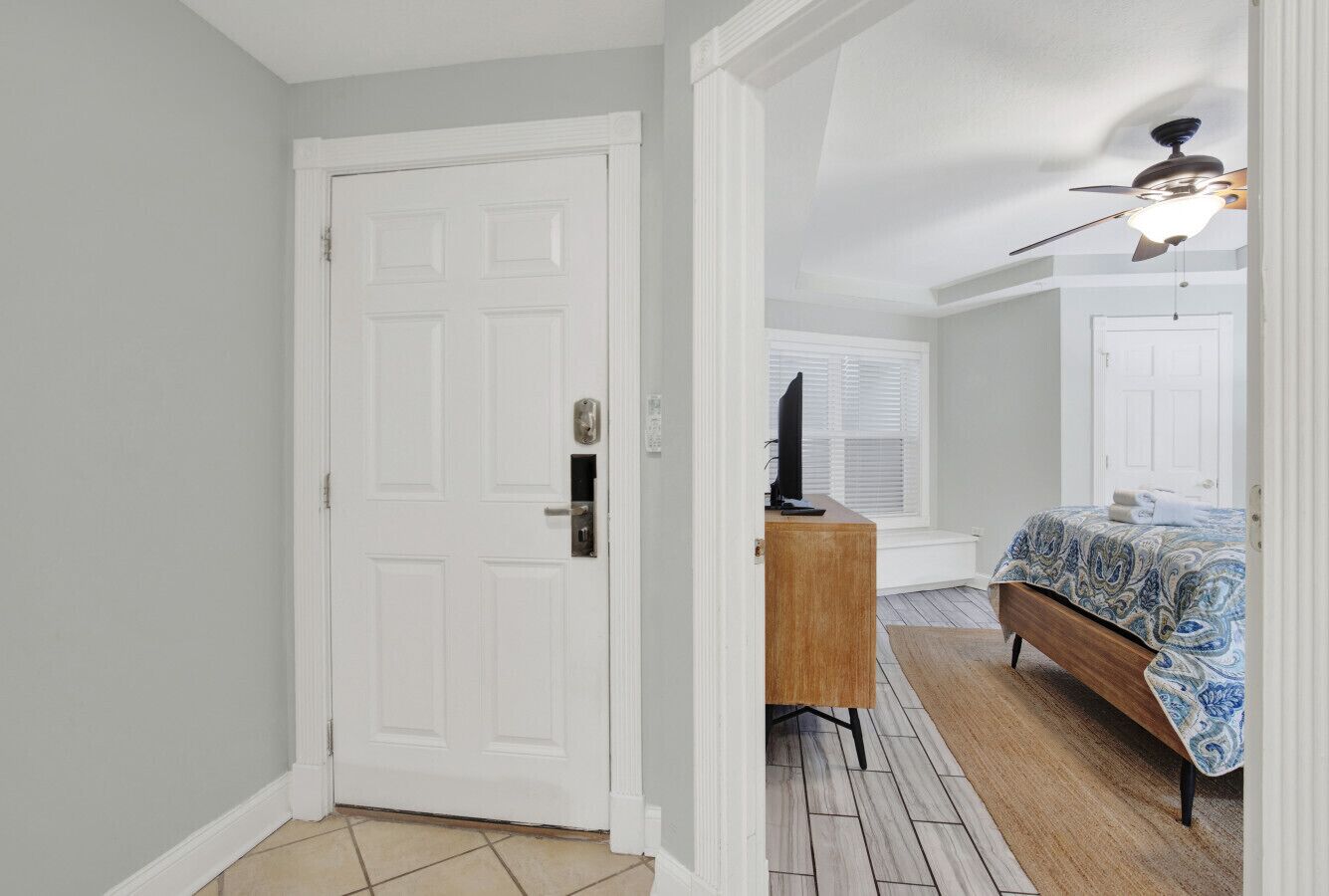 1 makuuhuone, työpöytä, silitysrauta/-lauta, Wi-Fi