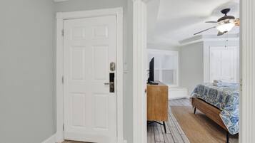 1 makuuhuone, työpöytä, silitysrauta/-lauta, Wi-Fi