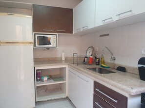 Frigorifero, microonde, forno, piano cottura