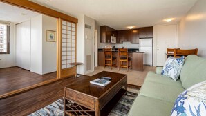 Un espacio habitable pequeño con kitchenette, comedor y sofá.