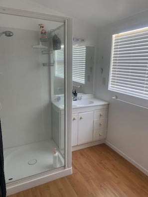 Shower, shampoo