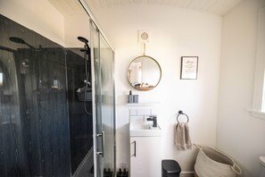Secador de cabelo, toalhas de banho