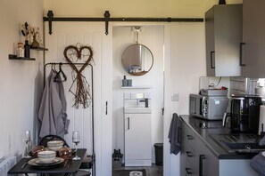 Réfrigérateur, micro-ondes, plaque de cuisson, grille-pain