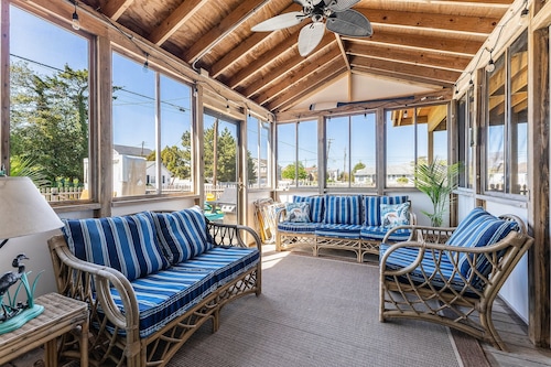 Bayview Sunset Cottage – Beach & Bay Across Street | Hot Tub & Pets Welcome