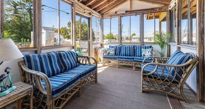 Bayview Sunset Cottage – Beach & Bay Across Street | Hot Tub & Pets Welcome