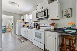 Frigorífico, microondas, horno y placa de cocina