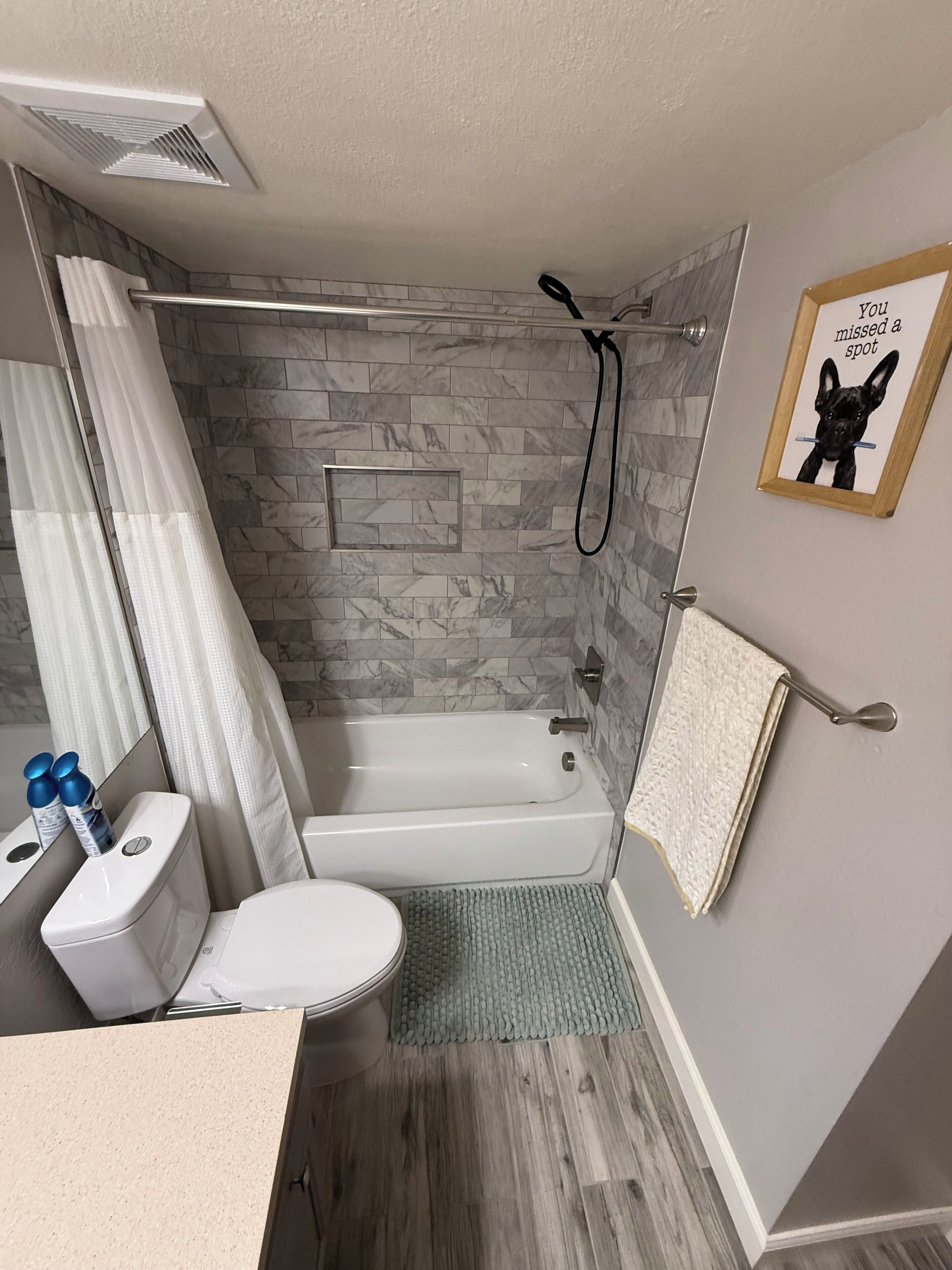 Regadera, toallas, jabón, papel de baño 
