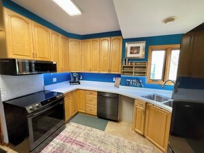 Kjøleskap, ovn, kokeplater og oppvaskmaskin