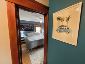 Skrivebord, wi-fi og sengetøy