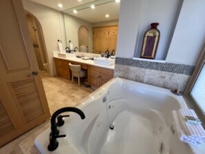 Shower, jetted bath, hair dryer, towels - Villa La Estancia Cabo- 2 Bedroom Villa w/Full Kitchen, Amazing Ocean Views (Cabo San Lucas)