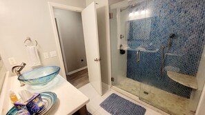 Dusche, Handtücher, Seife, Toilettenpapier