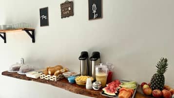 Café da manhã com buffet grátis todos os dias