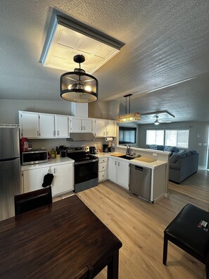 Microondas, horno, placa de cocina, lavavajillas