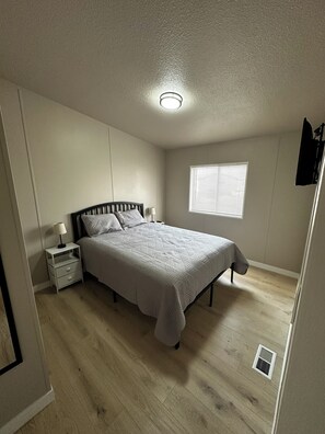 3 bedrooms, iron/ironing board, WiFi, bed sheets - Home Away From Home! (West Wendover)