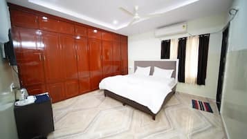 In-room safe, free WiFi