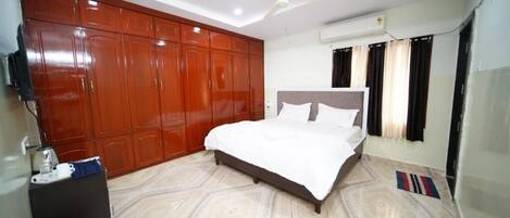 In-room safe, free WiFi