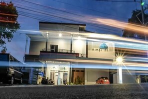 A two-story building with a sign that reads 'mimi inn.' There is a balcony on the upper floor, and the entrance is visible with a car parked outside. - INNCA Telaga Bodas, Semarang (Gajahmungkur)