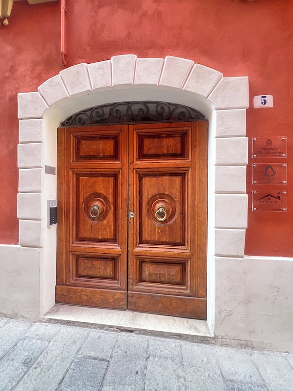 Exterior detail - Lovoleti Lodge (Modena)