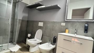 Douche, sĂšche-cheveux, bidet, serviettes fournies