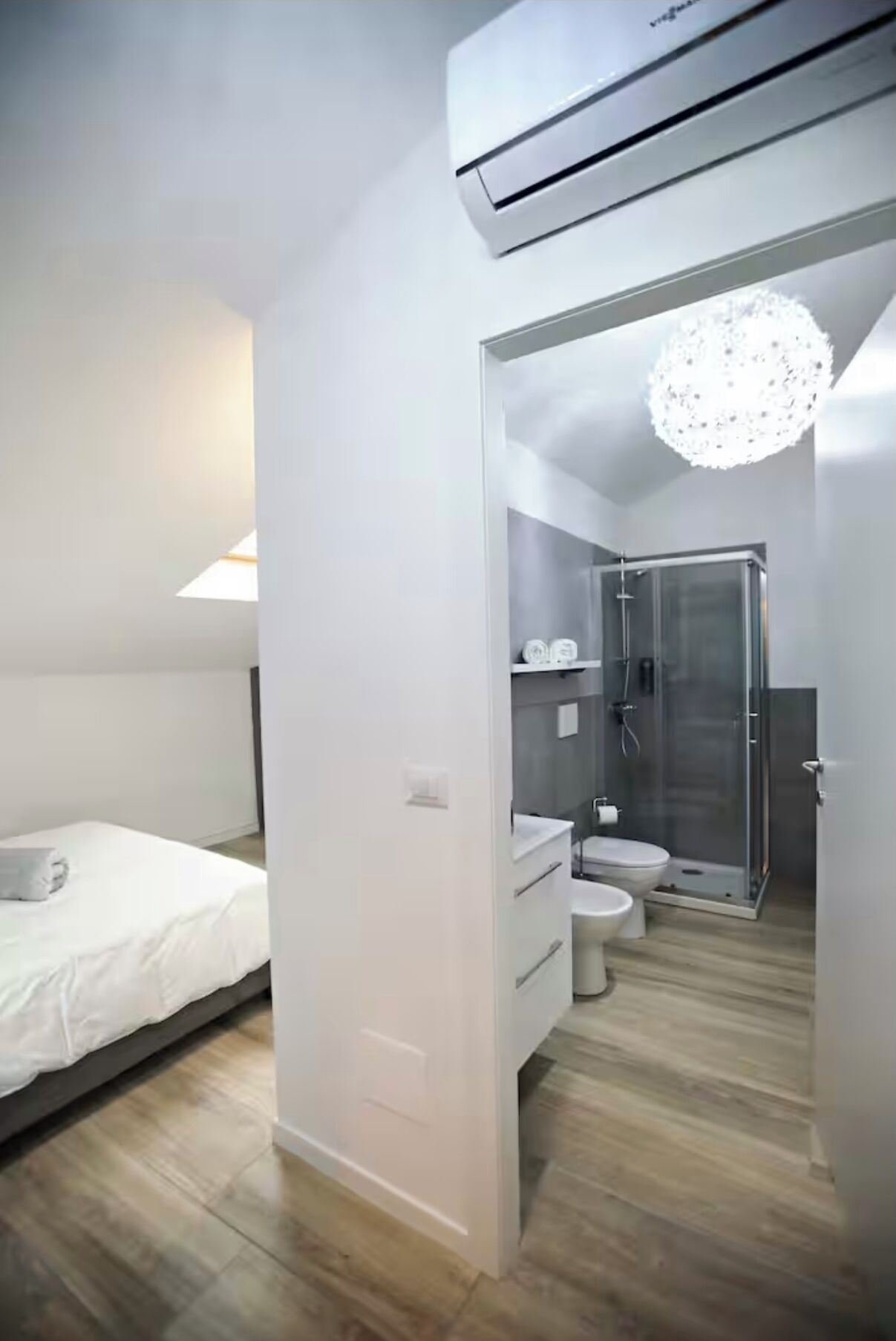 Dusche, Haartrockner, Bidet, Handtücher