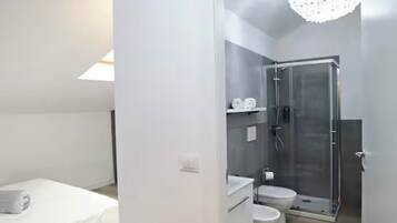 Dusche, Haartrockner, Bidet, Handtücher