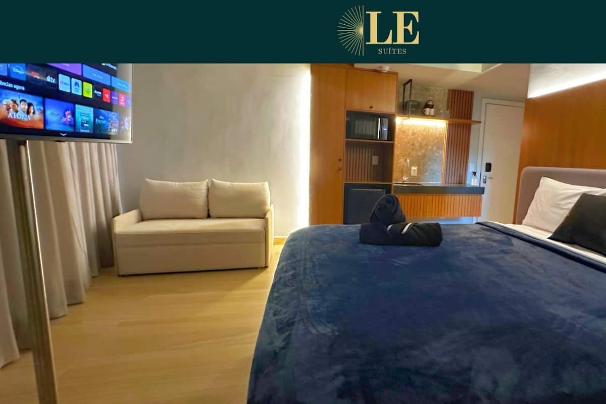 Estúdio superluxo, 1 cama de casal | Espaço de trabalho para notebook, Wi-Fi de cortesia