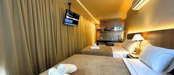 Espacio para trabajar con laptop y wifi gratis 