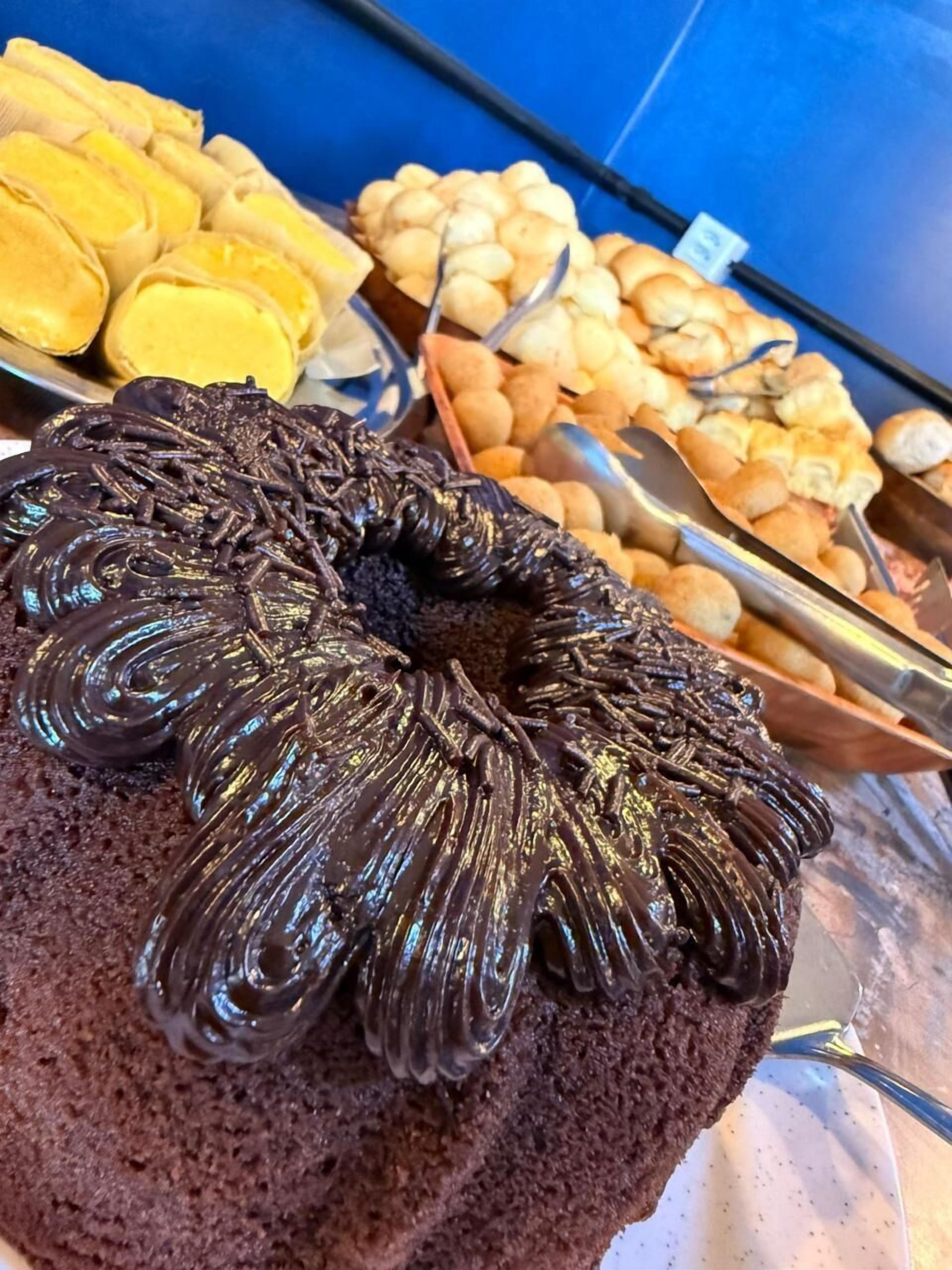 Ein Schokoladenkuchen mit glänzender Schokoladenglasur.