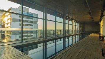 Piscina interna, piscina aquecida