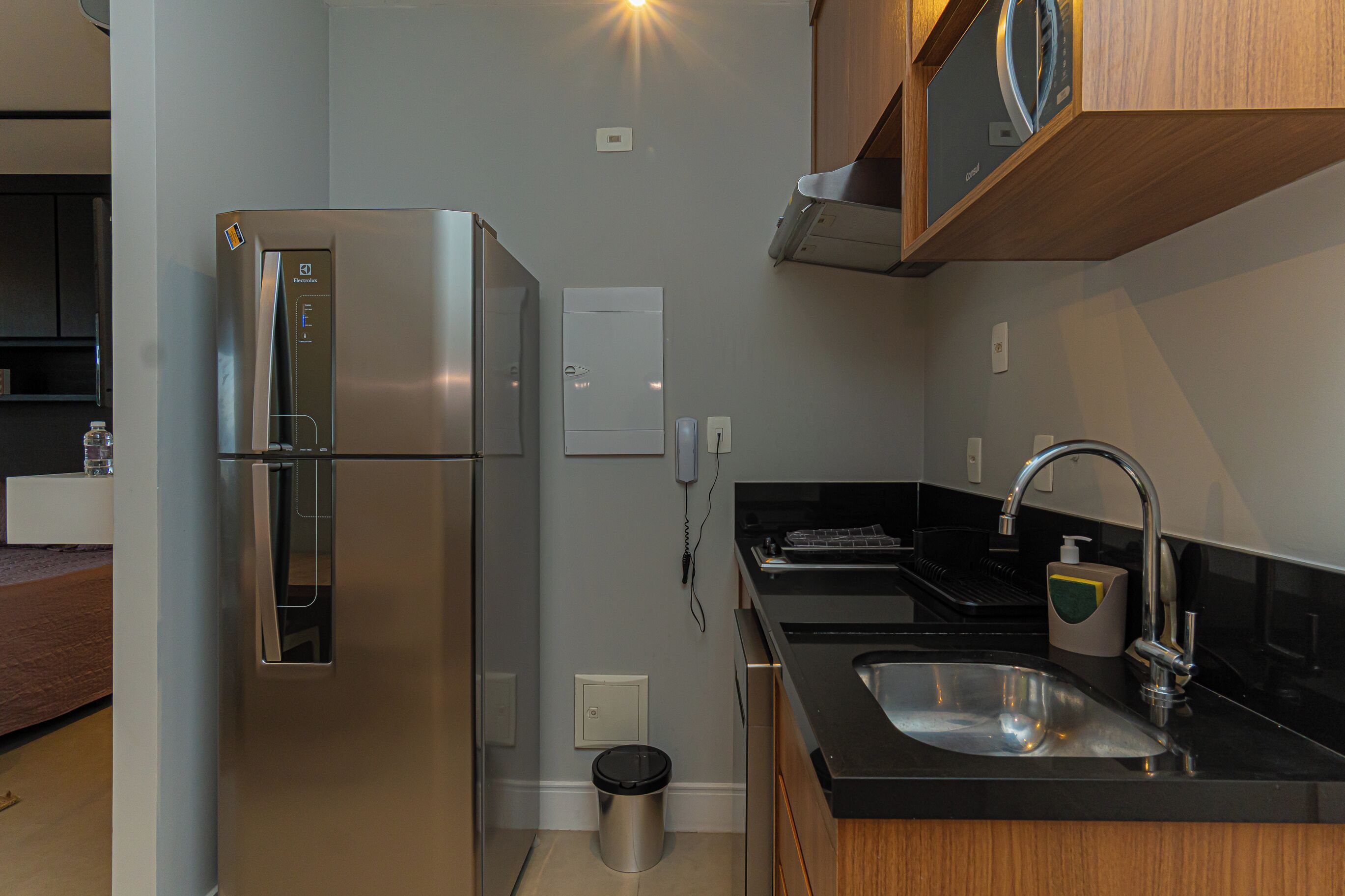 Geladeira, micro-ondas, fogão, cooktop