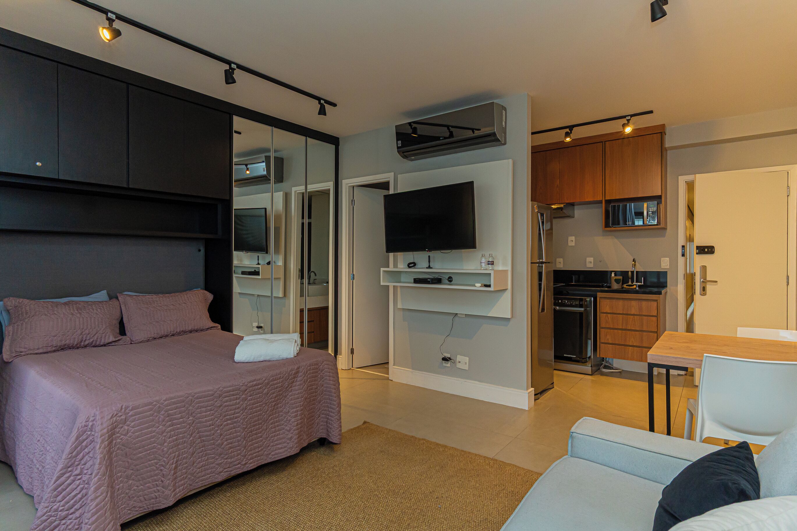 1 slaapkamer, een bureau, een strijkplank/strijkijzer, reisbedje