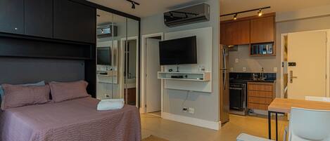 1 slaapkamer, een bureau, een strijkplank/strijkijzer, reisbedje