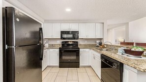 ثلاجة، ميكروويف، فرن، موقد طهي مسطح