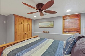 5 bedrooms, desk, iron/ironing board, WiFi
