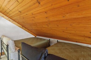 5 bedrooms, desk, iron/ironing board, WiFi