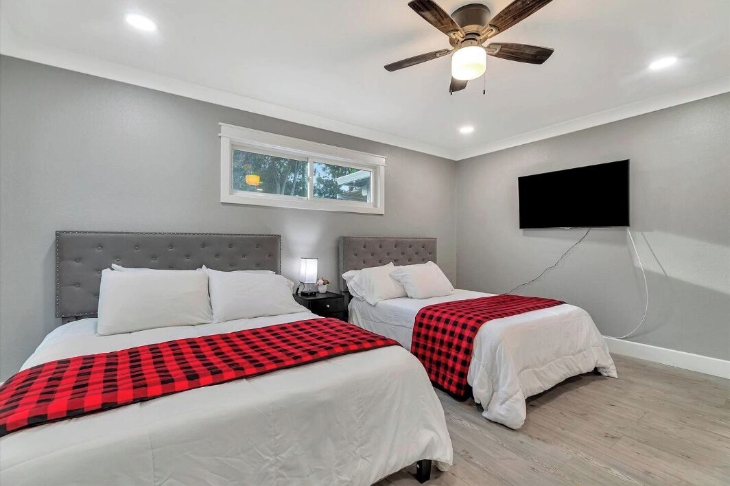 3 bedrooms, iron/ironing board, internet, bed sheets