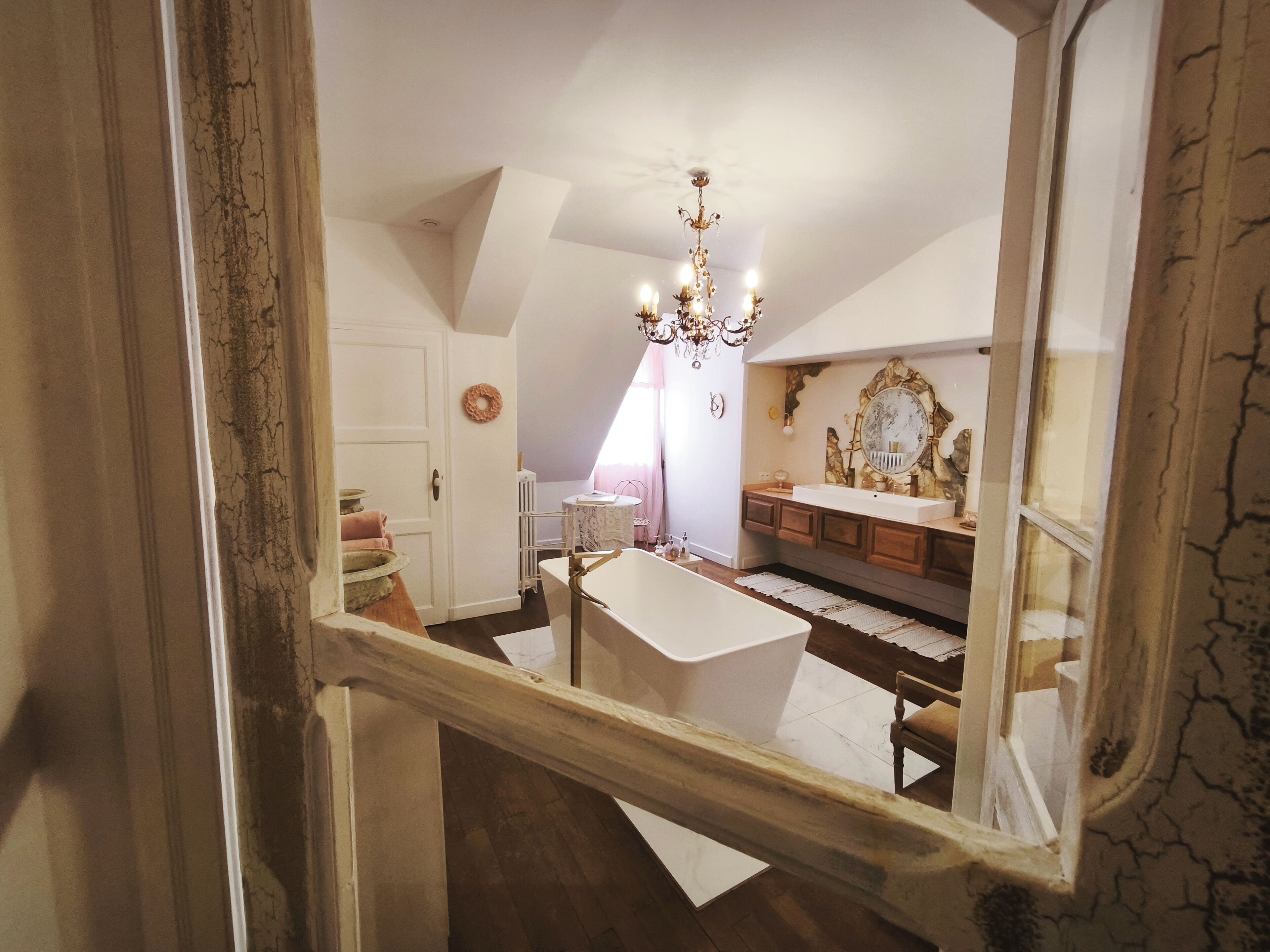 Une salle de bain avec une baignoire, un lavabo et un miroir.