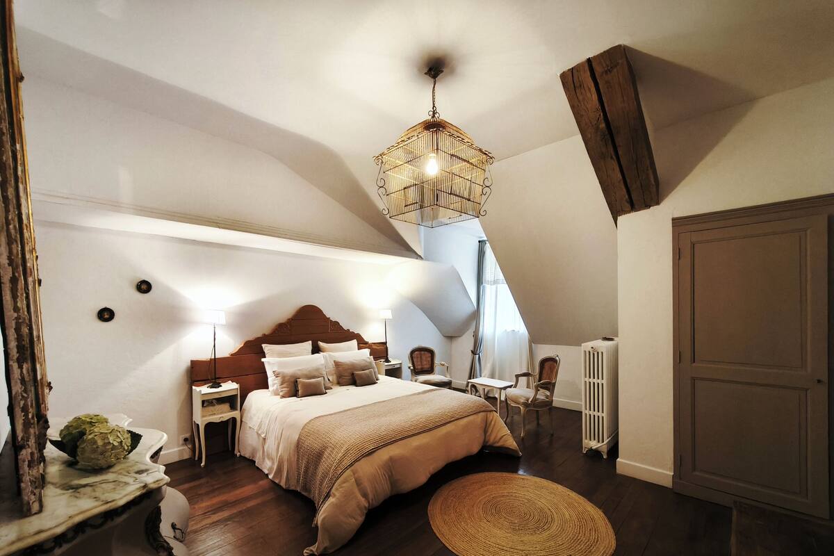 Cortinas blackout y tabla de planchar con plancha